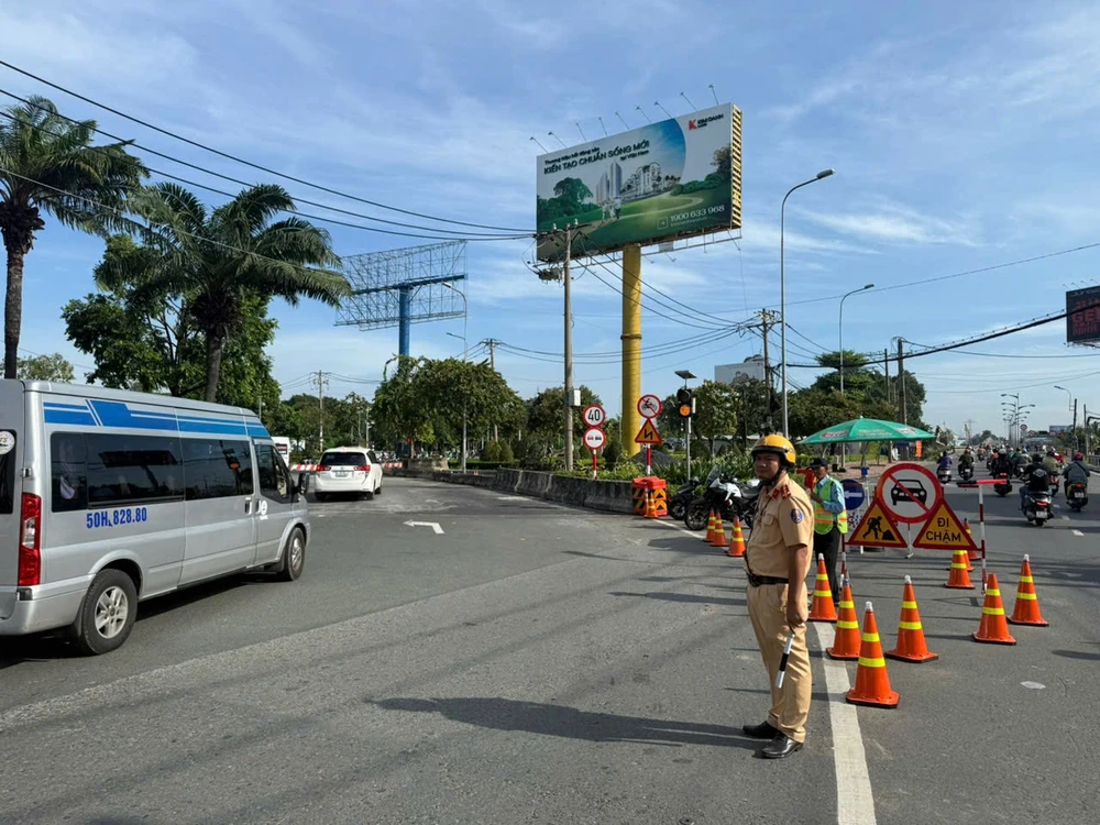 Công an TP.HCM hướng dẫn người dân lưu thông khi cầu Bình Triệu 1 cấm ô tô