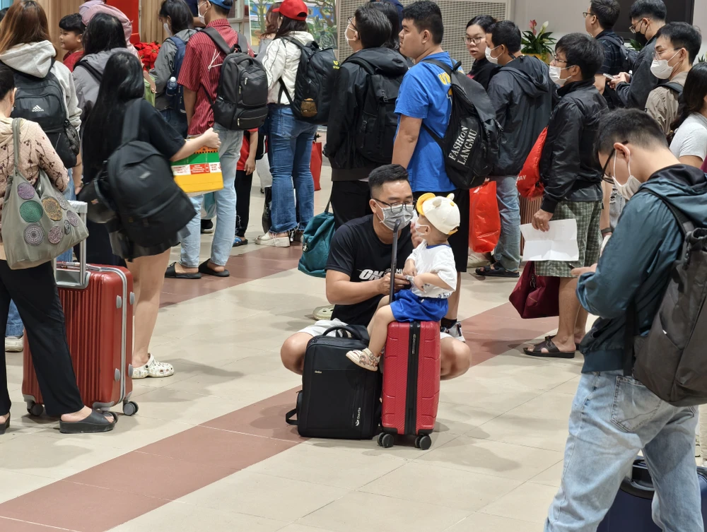 Những hành khách háo hức được lên tàu để về quê, đi du lịch dịp lễ 2-9. Ảnh: TN