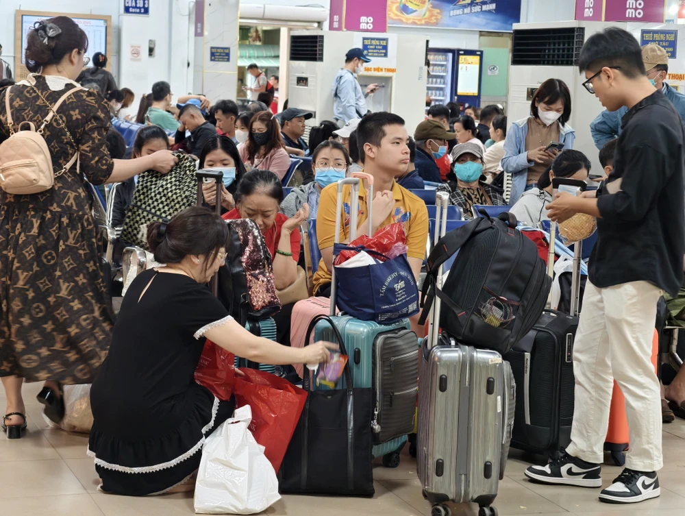 Nhiều gia đình đến ga Sài Gòn từ sớm để về quê. Ảnh: TN