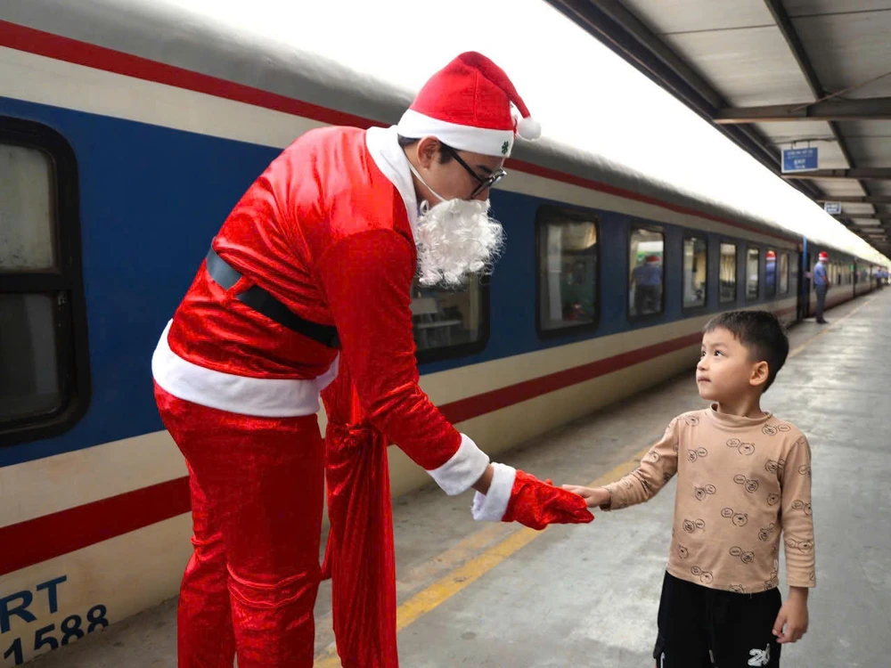 ong-gia-noel-tren-tau-15.jpg