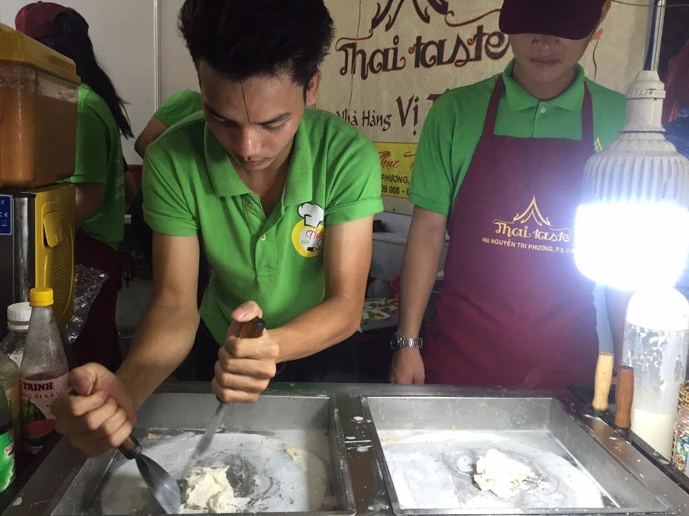 Một gian hàng biểu diễn cách làm kem trái cây dẻo khiến nhiều người muốn thưởng thức ngay