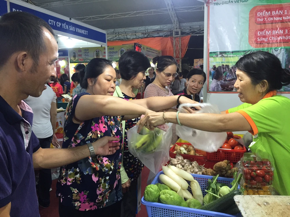 Tặng xúc xích, giảm giá 49%... để dụ khách mua hàng ảnh 3