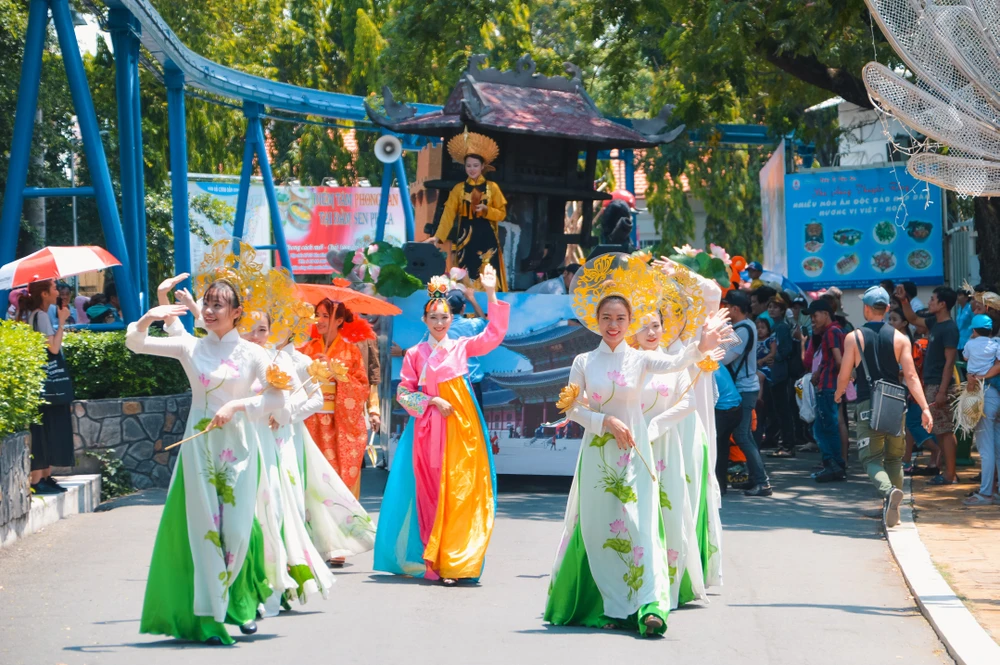 Doanh thu du lịch TP.HCM đạt hơn 115.000 tỉ đồng ảnh 1