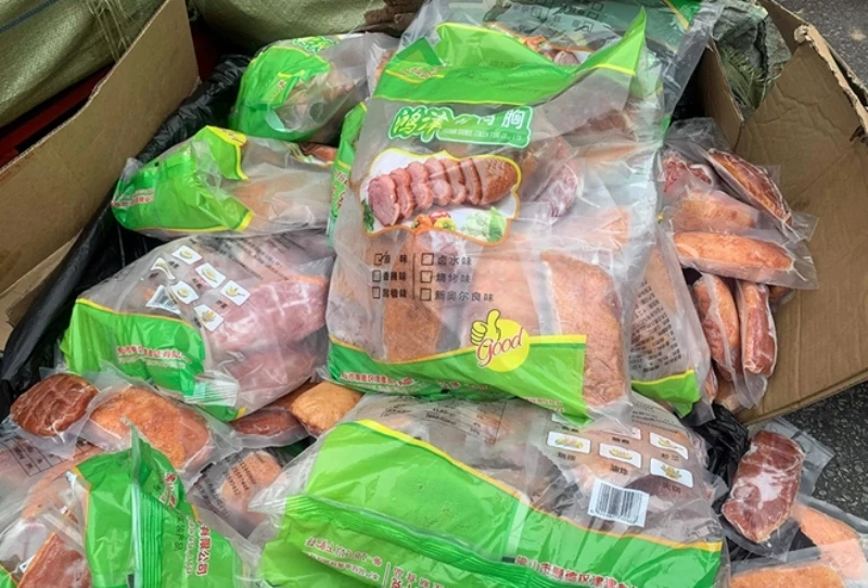 Phát hiện cả tấn lưỡi vịt, trứng non Trung Quốc trước siêu thị ảnh 2