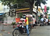 Xe chở trứng gà, vịt cho siêu thị phải quay về vì... giấy đi đường