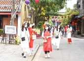 Du khách ùn ùn đổ về Hội An dịp Tết