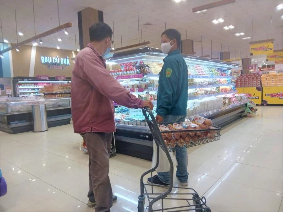 Một khách hàng mua cả xe trứng gia cầm. Ảnh: TÚ UYÊN