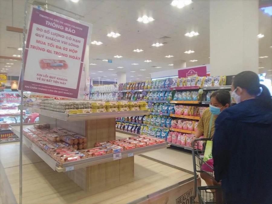 Người tiêu dùng tìm mua trứng gà đang có giá tốt. ẢNH: TÚ UYÊN