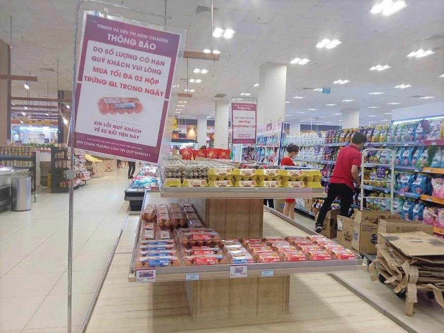 Giá trứng gà còn 24.000 đồng/hộp nên siêu thị giới hạn mua. ẢNH: TÚ UYÊN