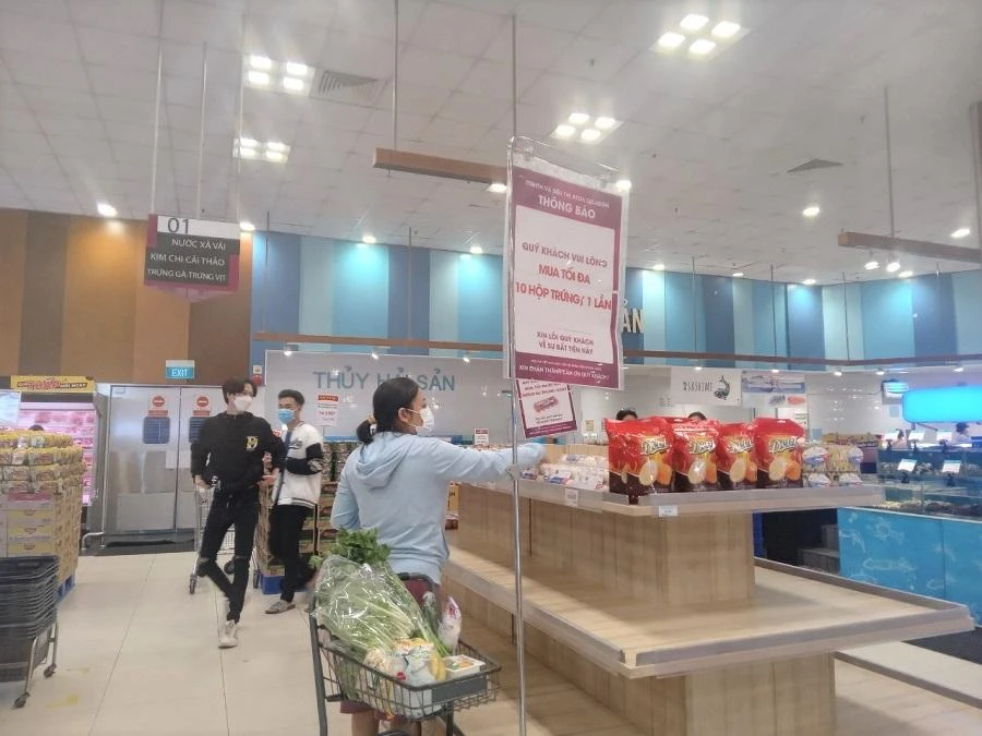 Các tầng trưng bày trứng gà, vịt không còn nhiều. ẢNH: TÚ UYÊN