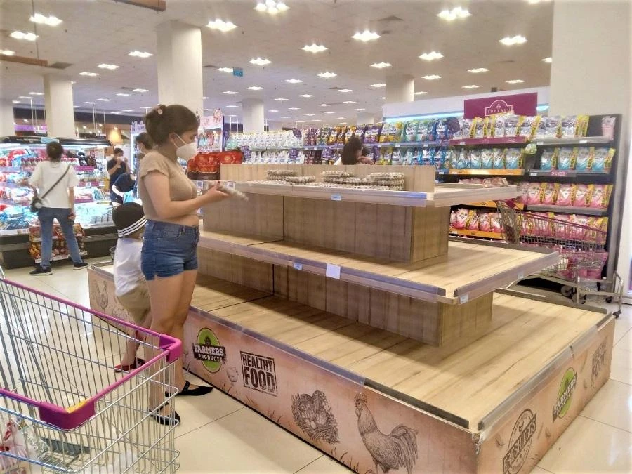 Trên kệ hàng chỉ còn vài vỉ trứng cút. ẢNH: TÚ UYÊN