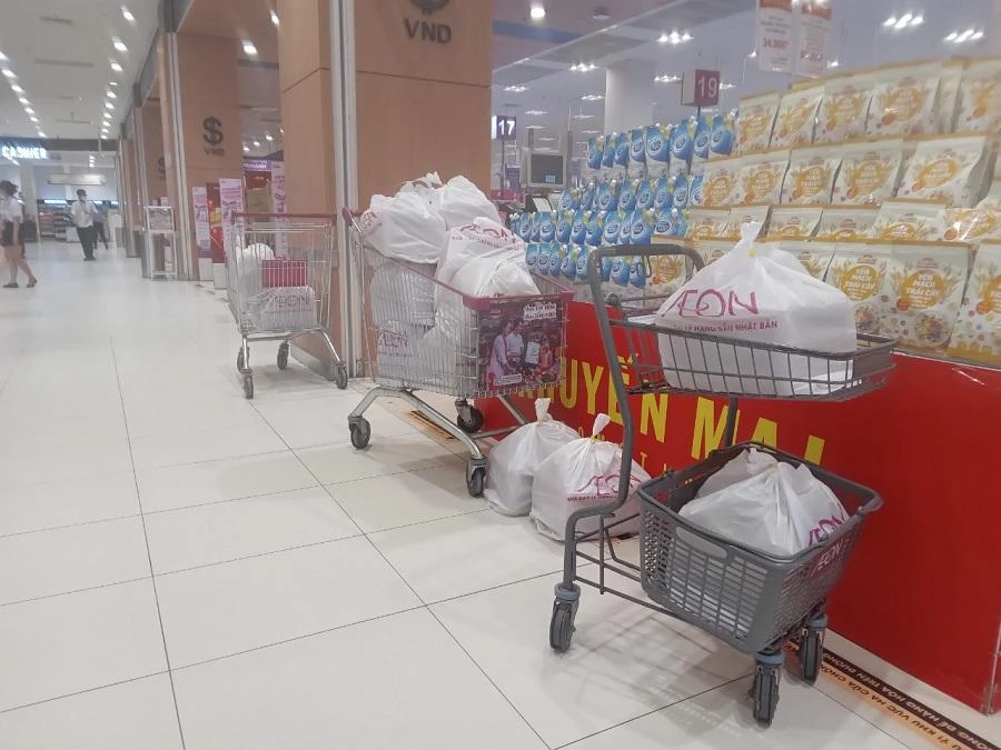 Sau khi tính tiền, các túi trứng được chất trên xe đẩy trước cổng siêu thị. ẢNH: TÚ UYÊN Sau khi tính tiền, các túi trứng được chất trên xe đẩy trước cổng siêu thị. ẢNH: TÚ UYÊN