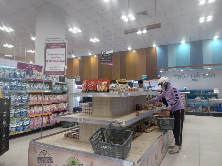 Trứng gà vơi dần trên kệ hàng. ẢNH: TÚ UYÊN Trứng gà vơi dần trên kệ hàng. ẢNH: TÚ UYÊN