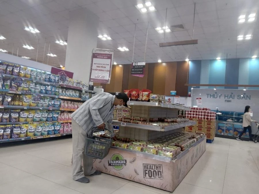 Trứng gà đang có giá tốt nên có thêm khách hàng đến chọn mua. ẢNH: TÚ UYÊN Trứng gà đang có giá tốt nên có thêm khách hàng đến chọn mua. ẢNH: TÚ UYÊN