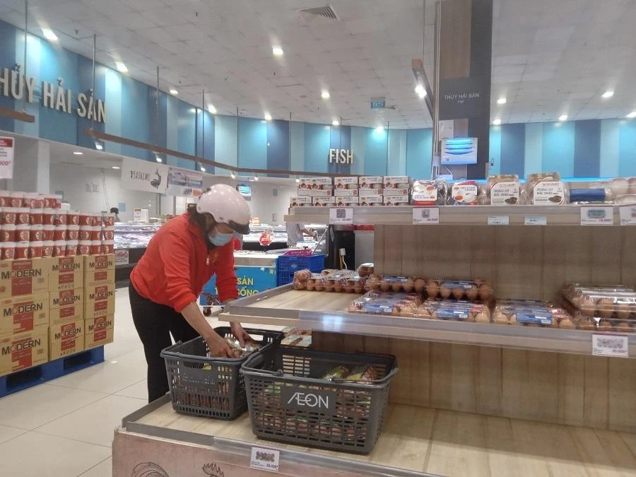 Khách hàng quay lại mua thêm. ẢNH: TÚ UYÊN Khách hàng quay lại mua thêm. ẢNH: TÚ UYÊN