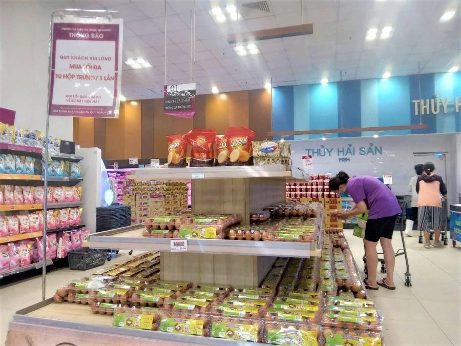 Khách hàng này chọn mua đúng theo thông báo và chỉ mua một lần. ẢNH: TÚ UYÊN Khách hàng này chọn mua đúng theo thông báo và chỉ mua một lần. ẢNH: TÚ UYÊN