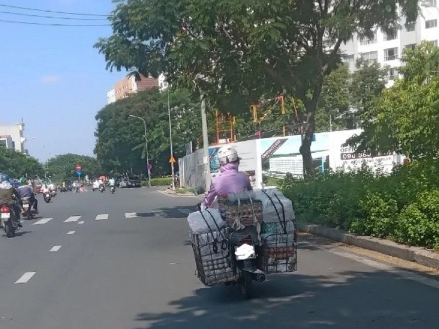 Khách hàng rời khỏi bãi xe siêu thị. ẢNH: TÚ UYÊN Khách hàng rời khỏi bãi xe siêu thị. ẢNH: TÚ UYÊN