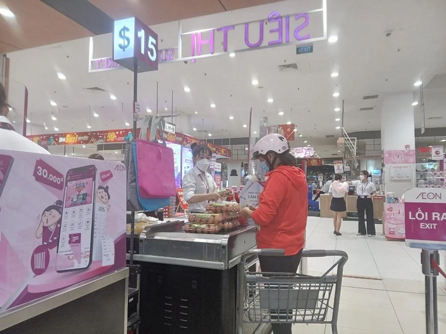 Khách mua nhiều vỉ trứng giá tốt: ẢNH: TÚ UYÊN Khách mua nhiều vỉ trứng giá tốt: ẢNH: TÚ UYÊN