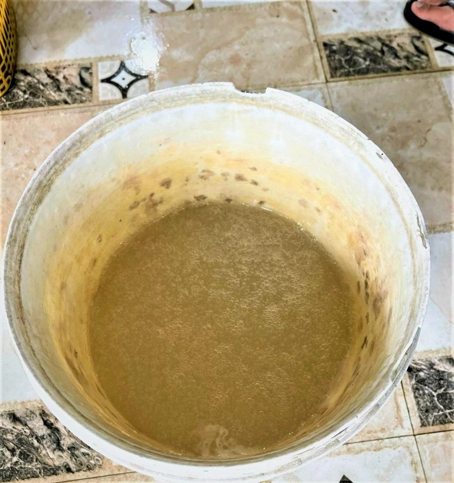 Thùng chứa tạp chất được xác định là Agar dùng để bơm vào tôm. ẢNH: Cục Quản lý thị trường Kiên Giang.