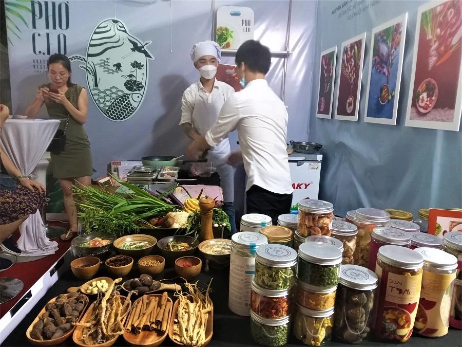 Khách tham quan được ăn miễn phí phở, bánh đa gà sữa, bún cá được làm từ các gia vị thiên nhiên. ẢNH: TÚ UYÊN Làm gia vị phở, bún... bán cho Nhật, kiếm trên 1 tỉ đồng/tháng 17/04/2022 (PLO)-Hàng năm Việt Nam xuất khẩu nhiều gia vị thô như quế, hồi, đinh hương, thảo quả…nhưng để phát triển tăng giá trị gia vị thô phải chuyển hóa sản xuất từ bếp ăn thành sản phẩm đóng gói