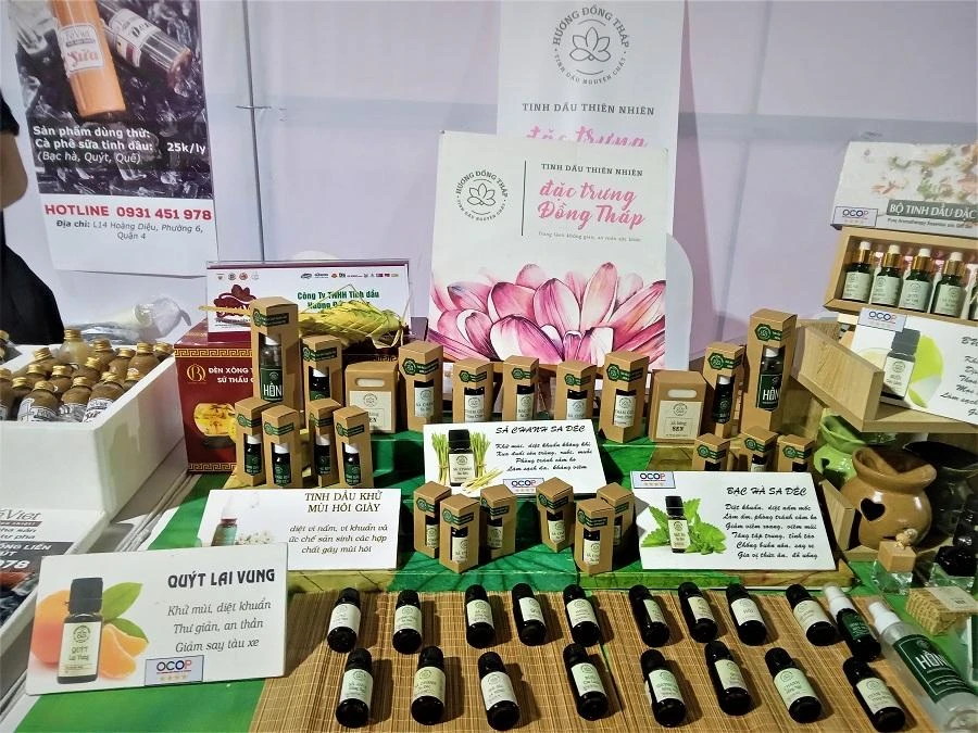 Bộ sưu tập tinh dầu gia vị Hương Đồng Tháp mang đến nhiều sản phẩm mới lạ cho khách tham quan. ẢNH: TÚ UYÊN
