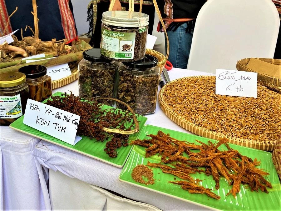 Lúa mẹ K'Ho giới thiệu đến người tiêu dùng. ẢNH: TÚ UYÊN