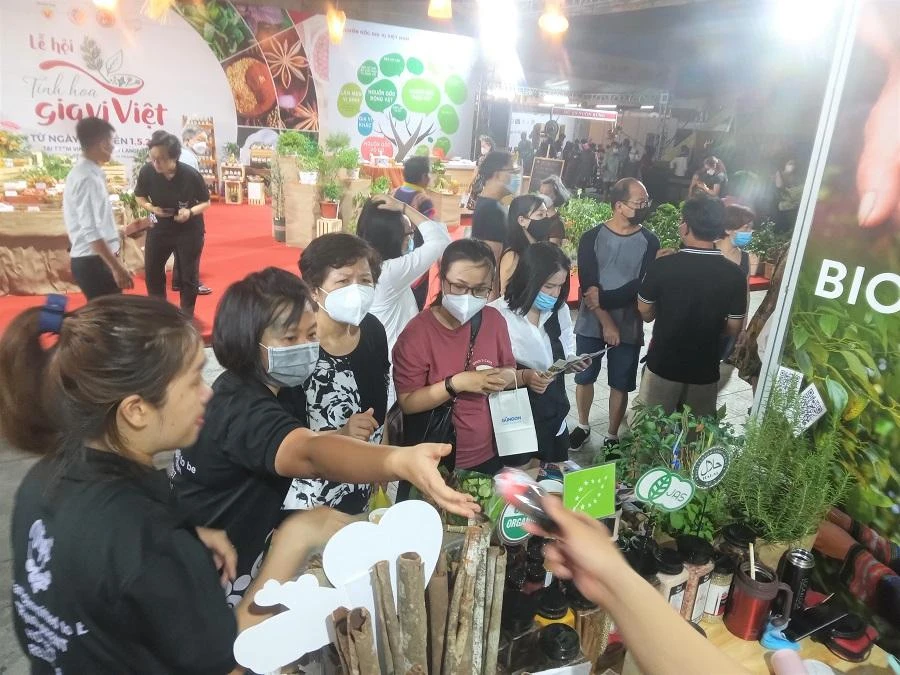 Khách hàng chen chân mua các loại gia vị hữu cơ Việt Nam