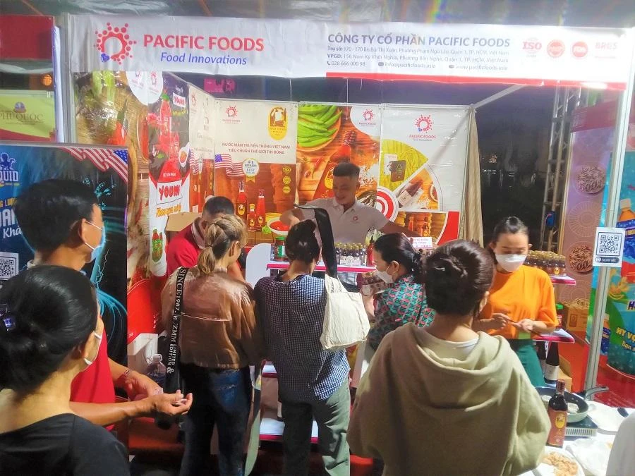 Nước mắm truyền thống cho dùng thử khuyến mãi thu hút được nhiều người tiêu dùng. ẢNH: TÚ UYÊN