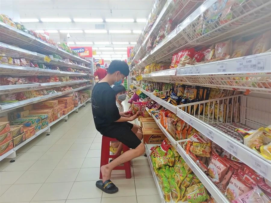 Một số người trẻ chọn mua mì gói tại siêu thị Go! Gò Vấp tối 1-5. Dịp lễ 30-4: Nhiều siêu thị giảm giá hàng hóa đến 50% 29/04/2022 (PLO)- Nhiều siêu thị ở TP.HCM đưa ra các chương trình giảm giá, khuyến mãi nhằm thu hút người dân mua sắm trong dịp lễ 30-4, 1-5.