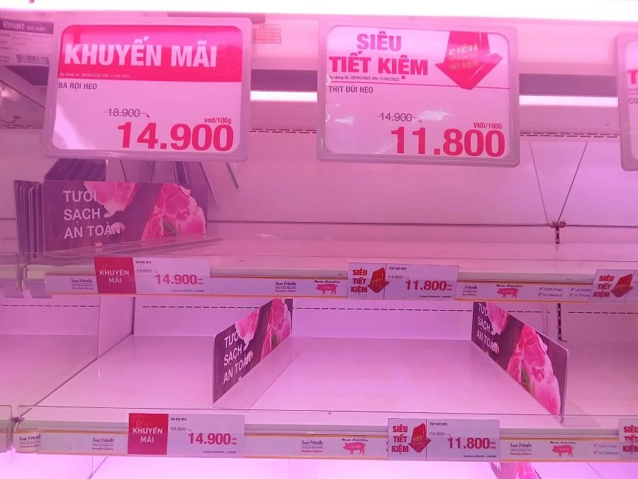 Một số mặt hàng thịt heo có giá siêu tiết kiệm cũng hết sạch.