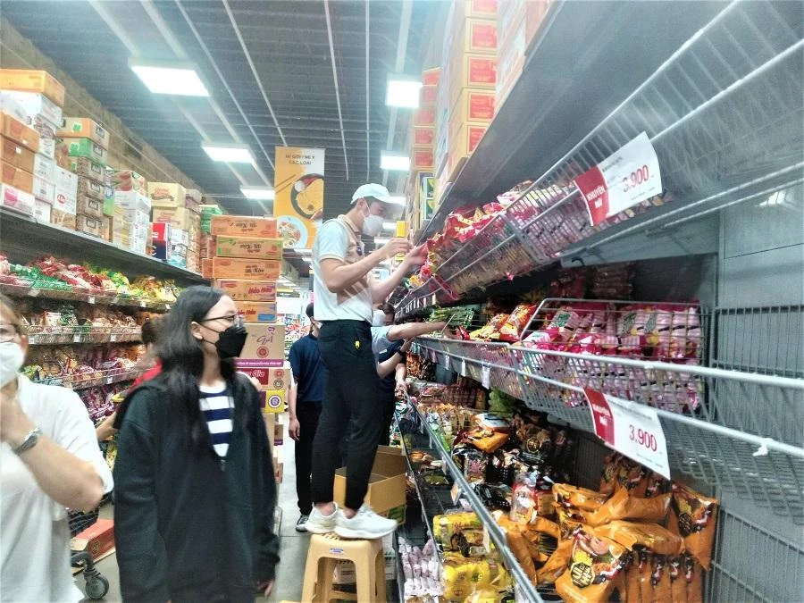 Nhân viên các nhãn hàng liên tục châm hàng để lấp đầy các kệ hàng.