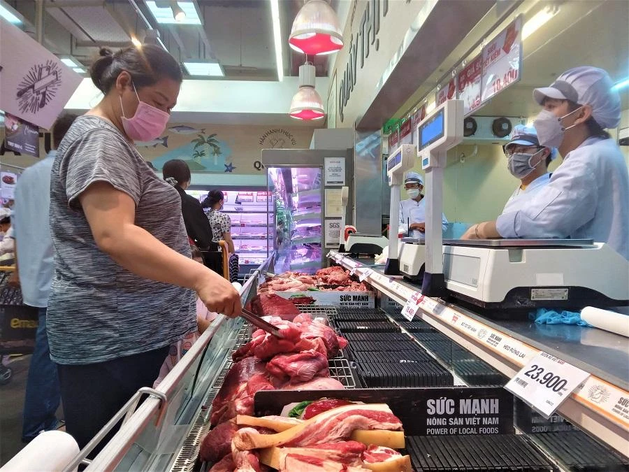 Thịt bò cũng vơi bớt trên quầy kệ.