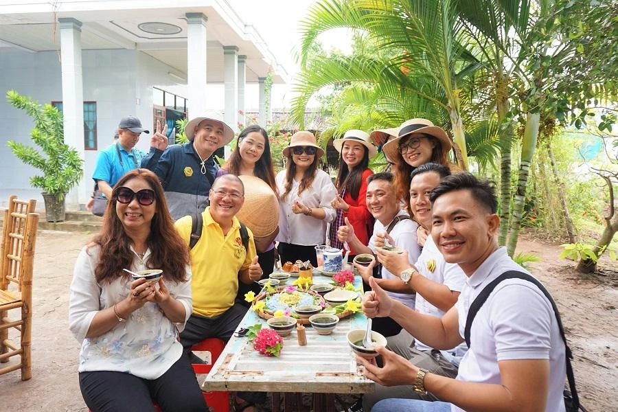 Doanh nghiệp du lịch khảo sát và thưởng thức nước sâm, mứt dừa...tại điểm đến Bếp Xưa Nam Bộ thuộc mô hình du lịch "thuận thiên" Cồn Chim. ẢNH: TÚ UYÊN