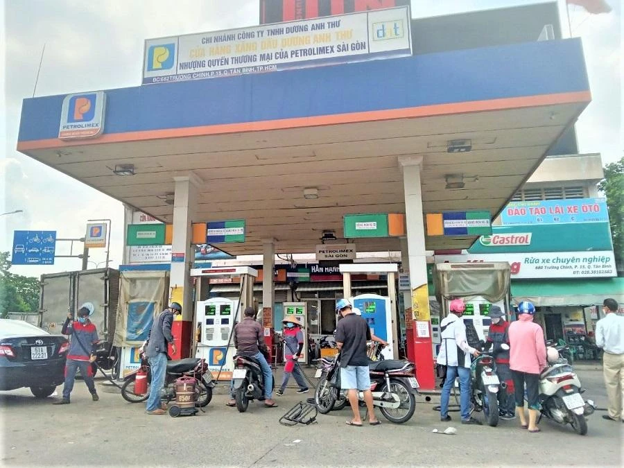 Người dân đổ xăng sáng ngày 11-5. ẢNH: TÚ UYÊN