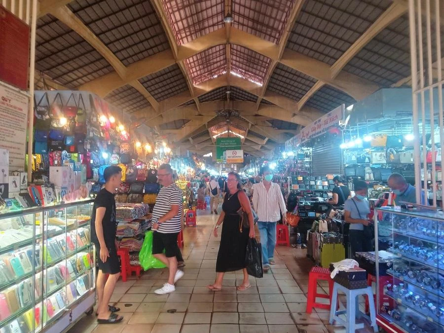 Chợ Bến Thành tùy khu vực mới có nhiều khách đi tham quan mua sắm Chợ Bến Thành tùy khu vực mới có nhiều khách đi tham quan mua sắm