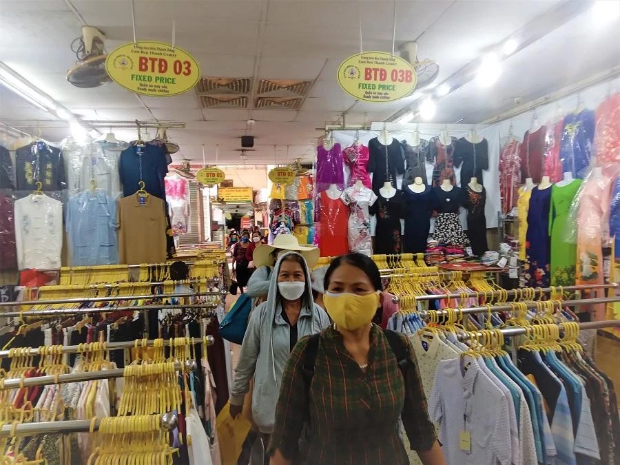 Nhiều du khách nội địa tham quan mua sắm Nhiều du khách nội địa tham quan mua sắm