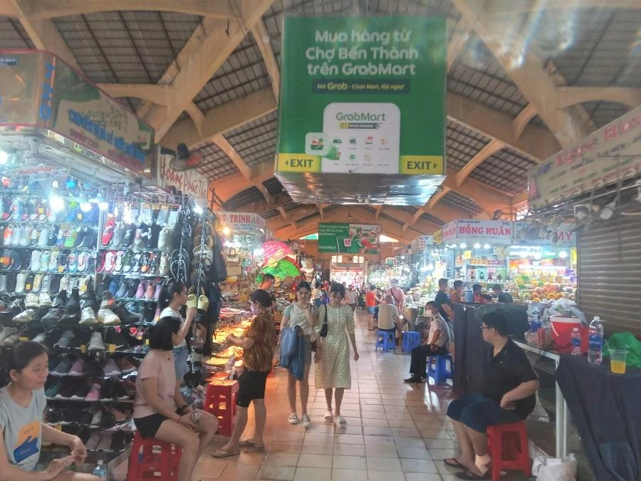 Tiểu thương vẫn ngóng khách. Tiểu thương vẫn ngóng khách.