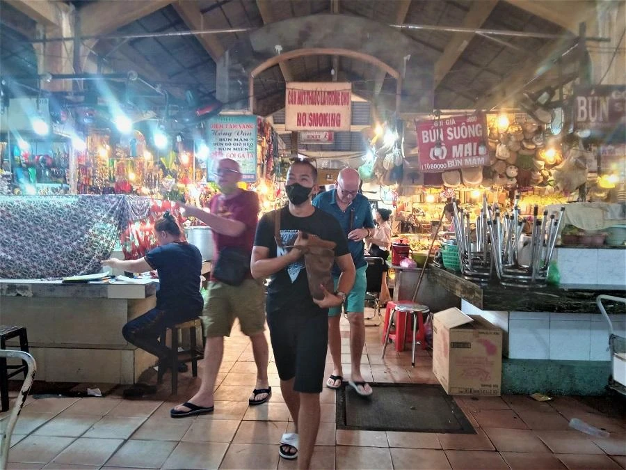 Du khách trong khu vực ăn uống Du khách trong khu vực ăn uống