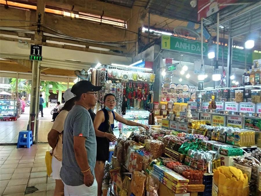 Trà cà phê được khách Châu Á mua nhiều. Trà cà phê được khách Châu Á mua nhiều.