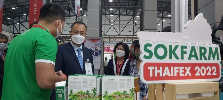Đại sứ Việt Nam tại Thái Lan tham quan gian hàng trưng bày của doanh nghiệp Việt tại Thaifex 2022. ẢNH: T. QUỲNH