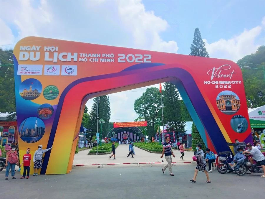 Doanh thu du lịch tháng 5 tăng nhờ Ngày hội Du lịch TP.HCM thu hút hàng ngàn lượt khách tham quan mua tour. ẢNH: TÚ UYÊN