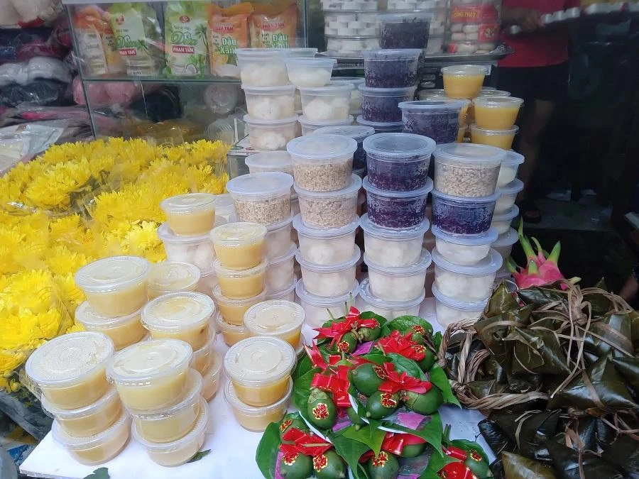 Đến gần trưa nhiều sạp vẫn còn bày bán nhiều chè, bánh ú tro. ẢNH: TÚ UYÊN