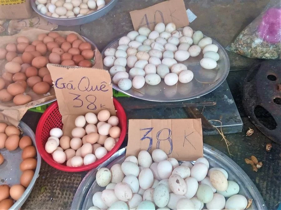 Giá trứng gia cầm bán tại chợ truyền thống TP.HCM giá chênh lệch so với giá trứng gia cầm bình ổn. ẢNH: TÚ UYÊN