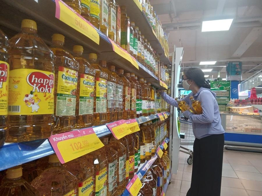 Người tiêu dùng mua sắm tại siêu thị Co.opmart Nguyễn Kiệm, Q,Gò Vấp sáng 15-6. ẢNH: TÚ UYÊN