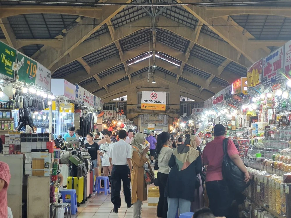 Bánh mứt, trà cà phê...được du khách quan tâm