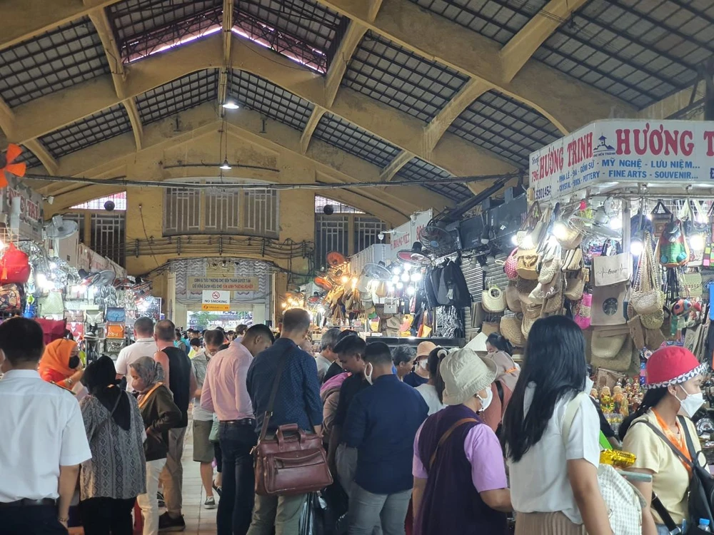 Sạp bán hàng lưu niệm đón nhiều du khách tham quan mua sắm.