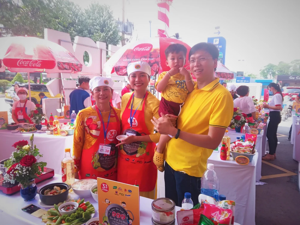 Mẹ là người đồng hành, con trai và chồng ủng hộ tinh thần bà Quỳnh tham gia nấu cơm ba miền