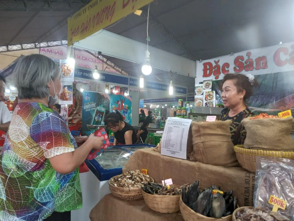 Khách hàng đến tìm mua một số khô cá nhưng sản phẩm không có tại gian hàng.