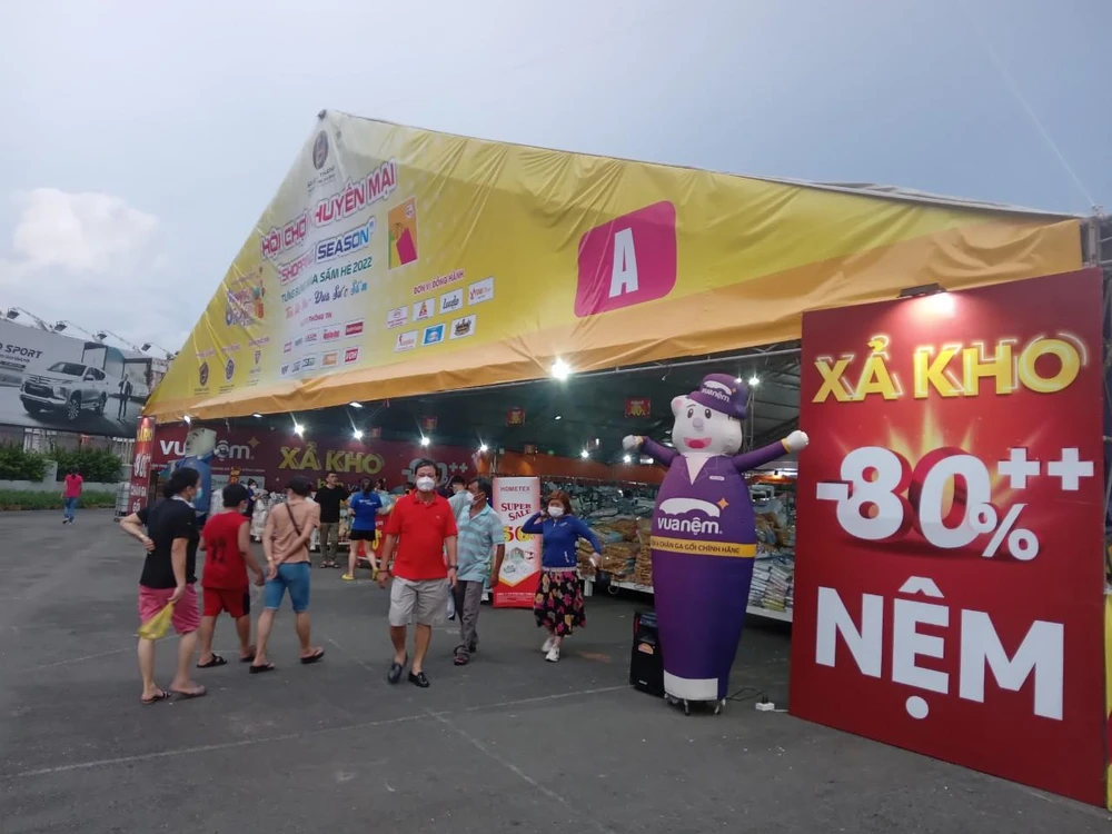 Khu vực này nổi bậc với thông báo giảm giá đến 80%