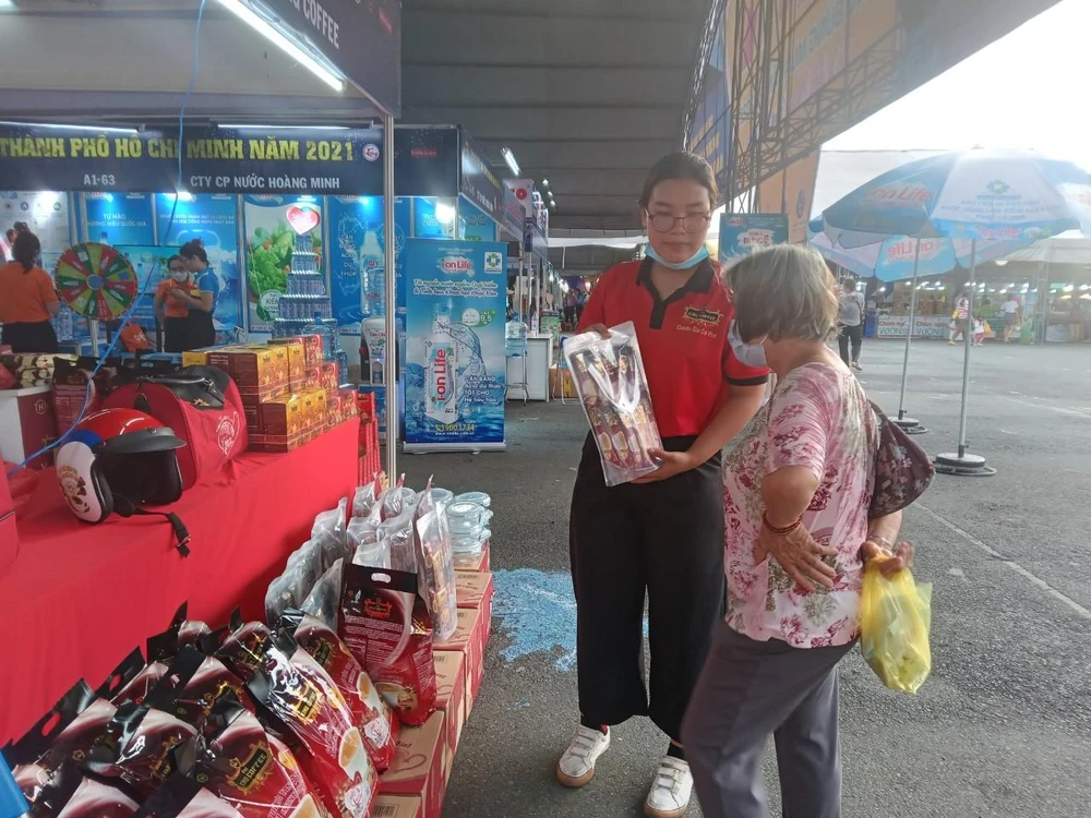 Doanh nghiệp giới thiệu sản phẩm đến khách tham quan hội chợ.